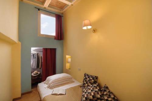 מיטה או מיטות בחדר ב-Hotel Cardinal of Florence - recommended for ages 25 to 55