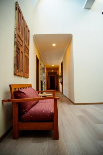 a living room with a bench and a hallway at Hotel Madero Talca in Talca