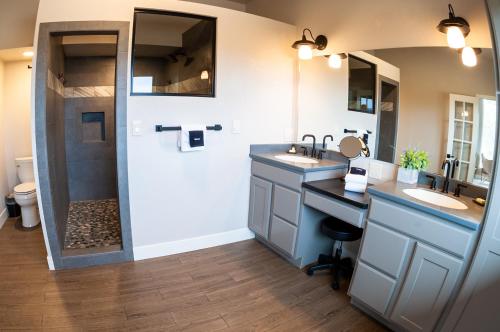 łazienka z 2 umywalkami i prysznicem w obiekcie Royal Gorge Cabins w mieście Buckskin Joe