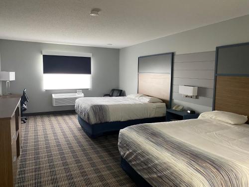 Postel nebo postele na pokoji v ubytování AmericInn by Wyndham Viroqua