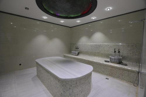 Alis Hotel tesisinde bir banyo