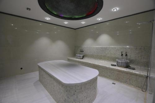 Habitación con baño con bañera grande. en Altus Hotel, en Baku