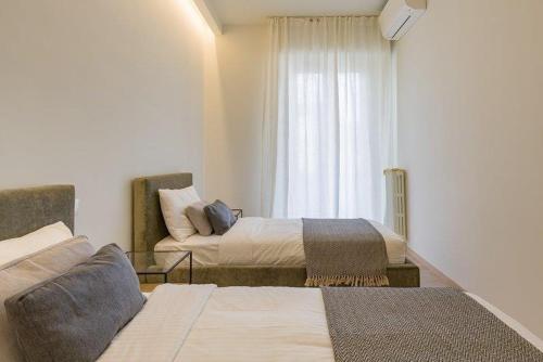 Cette chambre comprend 2 lits et une fenêtre. dans l'établissement Room Castelvecchio, à Vérone