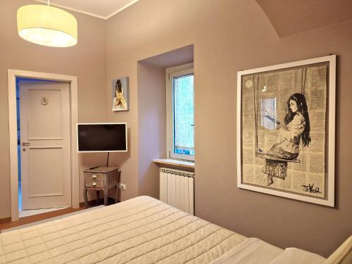アッシジにあるIl Cortile di San Rufinoの壁に女性の写真が描かれたベッドルーム