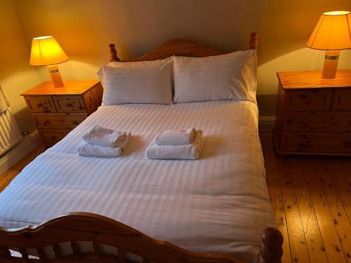 Tempat tidur dalam kamar di Pat's Cottage