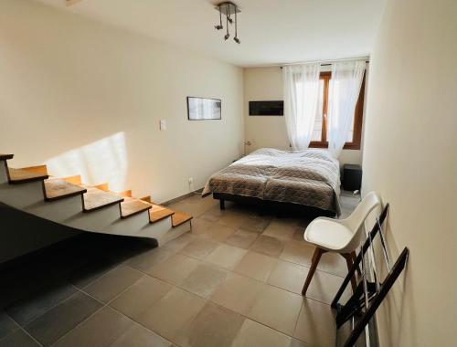 een slaapkamer met een bed en een trap erin bij Grand'Rue Malaucène in Malaucène