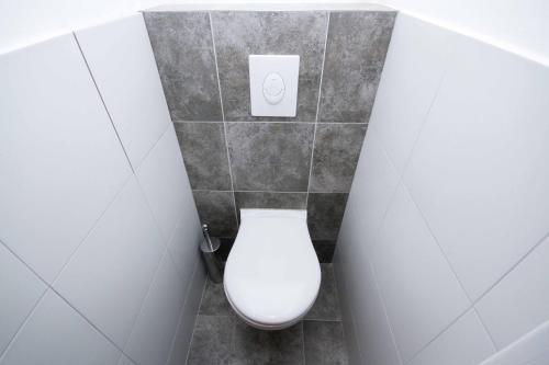 łazienka z białą toaletą w kabinie w obiekcie Trenčianska Apartment w mieście Trnávka