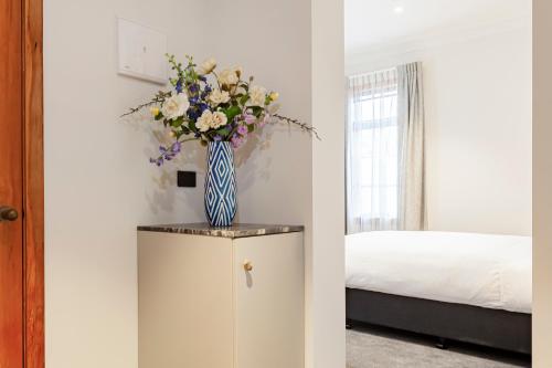 Кровать или кровати в номере Wigram Hotel