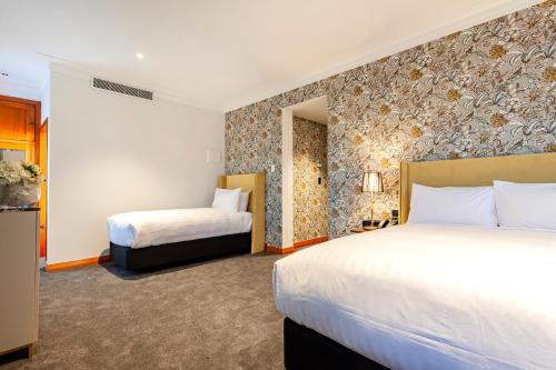 Кровать или кровати в номере Wigram Hotel