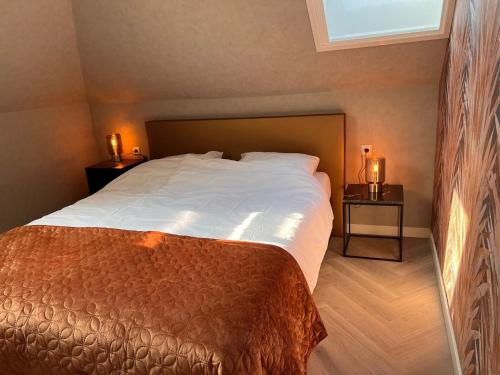 Кровать или кровати в номере Nice villa in Wieringer style near the Wadden Sea