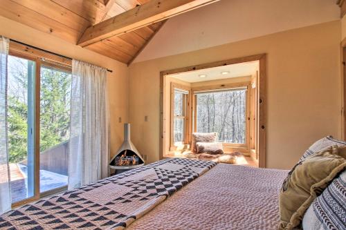 Ein Bett oder Betten in einem Zimmer der Unterkunft Storybook Stratton House 3 Mi to Mount Snow!