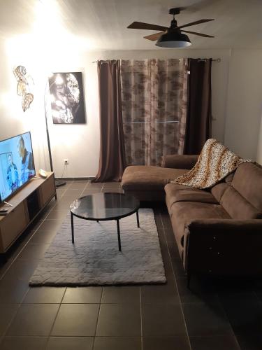 sala de estar con sofá y mesa de centro en Orisha, en Cayenne