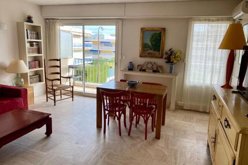 une cuisine avec une table et des chaises ainsi qu'une salle à manger dans l'établissement Cannes Palm Beach Top Floor Terrace ! SAINT JAMES, à Cannes