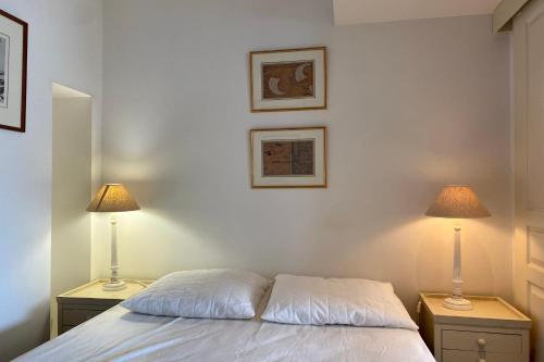 - une chambre avec 2 lampes sur des tables de chevet et un lit dans l'établissement Cannes Palm Beach Top Floor Terrace ! SAINT JAMES, à Cannes