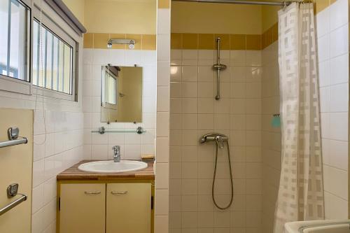 une salle de bain avec un lavabo et une douche dans l'établissement Cannes Palm Beach Top Floor Terrace ! SAINT JAMES, à Cannes