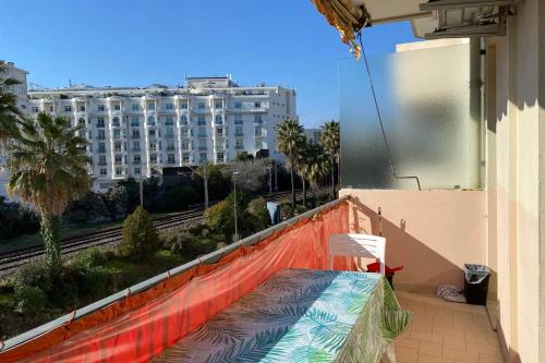 d'un balcon avec un banc et une vue sur un bâtiment. dans l'établissement 2 rooms facing south 300m from the Croisette LIVE IN LE BOSQUET, à Cannes