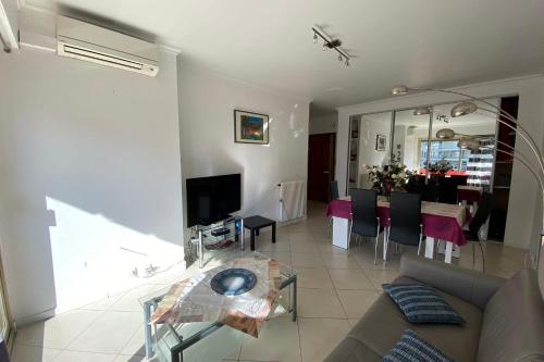 2 rooms facing south 300m from the Croisette LIVE IN LE BOSQUET