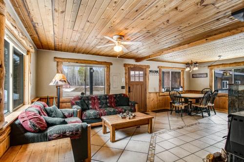 The Knotty Pine – Photos 3