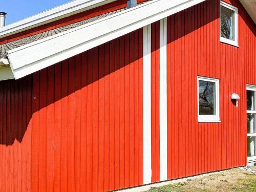 ノーポにある12 person holiday home in Nordborgの白縞赤納屋