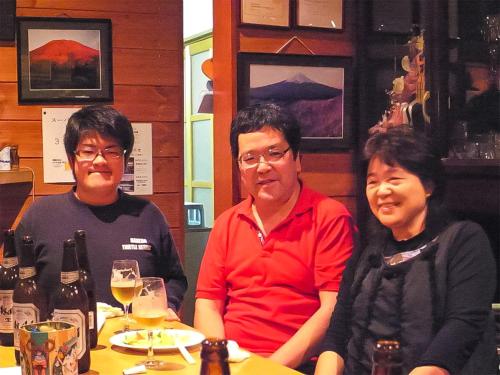 tres personas sentadas en una mesa en un restaurante en Yamanakako Pension Pause en Yamanakako