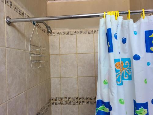 a shower curtain with an octopus on it in a bathroom at Sophie House in Moyogalpa