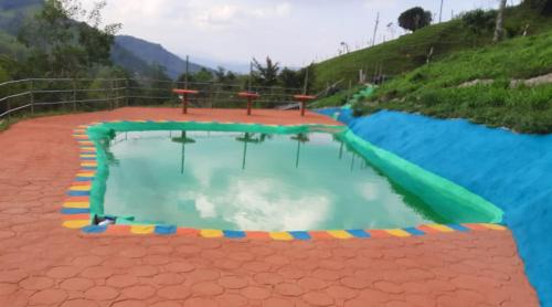 una gran piscina de agua en medio de un río en Cabaña Glamping Los Canarios San Rafael, Antioquia, en San Rafael