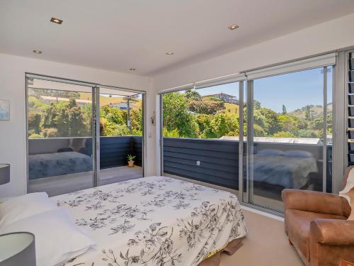 Gallery image of Breezy Views - Simpsons Beach Holiday Home in Whitianga