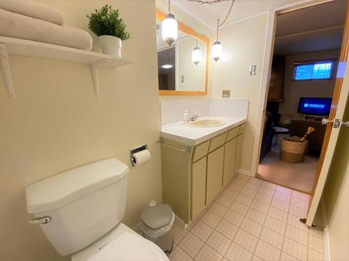 A bathroom at Montreal - Laval Haven - Entire rental unit