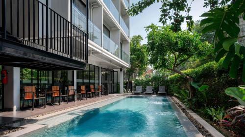 - une piscine au milieu d'un bâtiment dans l'établissement POR Thapae Gate, à Chiang Mai