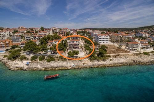 un círculo naranja en la parte superior de un edificio en el agua en Apartment Helli, en Trogir