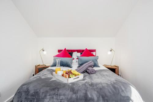 a bed with a tray of food on it at Stunning 2-Bed Apt - Free Parking - Gated Hideaway - Watford Gen Hospital - Watford FC - Shopping - Atria in Watford