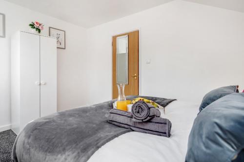 a bedroom with a bed with a vase on it at Stunning 2-Bed Apt - Free Parking - Gated Hideaway - Watford Gen Hospital - Watford FC - Shopping - Atria in Watford