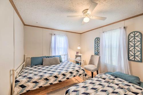 Postel nebo postele na pokoji v ubytování Gatlin Creek Rest Stop Home with Fireplace!