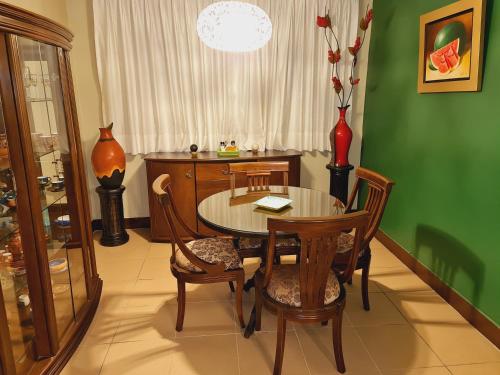 a dining room with a table and chairs at Miraflores Dpto 2 dorm. espaciosos 4 huéspedes 90m2 in Lima