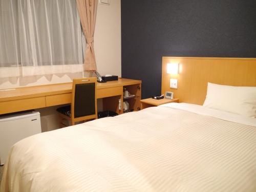 福知山太陽酒店房間的床