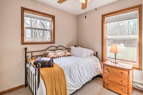 una camera con un letto e un comò e due finestre di Albrightsville Cabin with Fire Pit Swim, Hike and Ski a Albrightsville