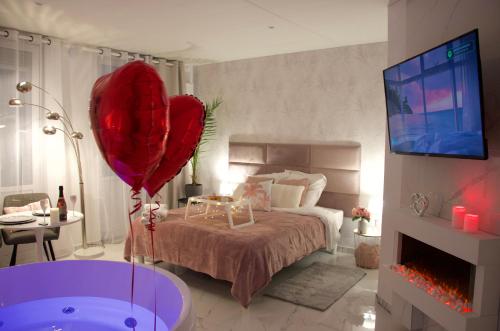 Giường trong phòng chung tại SPA Romantique ... Esprit LOVE