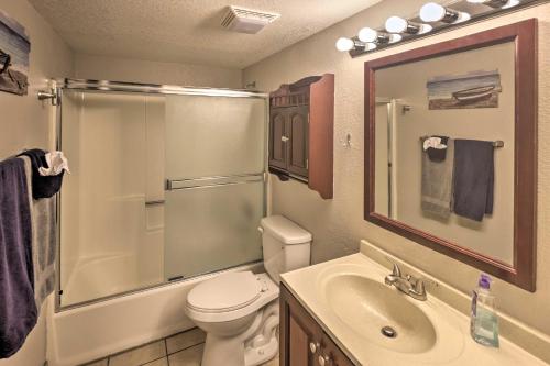 חדר רחצה ב-Lake Havasu City Condo with Resort Amenities!