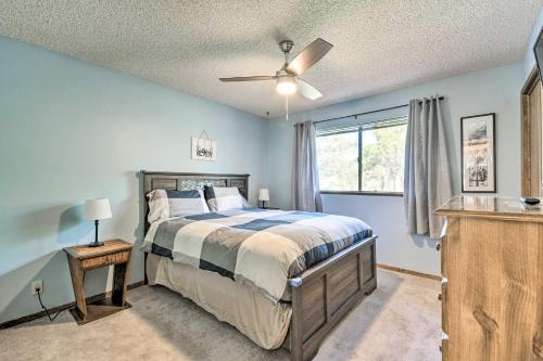 Ένα ή περισσότερα κρεβάτια σε δωμάτιο στο Rustic Groveland Home Private Hot Tub, Deck and BBQ