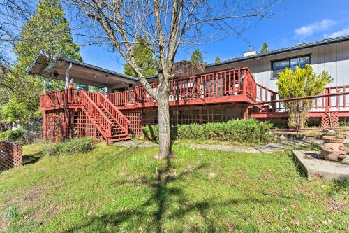 Κήπος έξω από το Rustic Groveland Home Private Hot Tub, Deck and BBQ