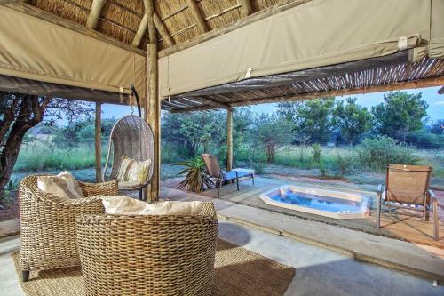 Kolam renang di atau dekat dengan LookOut Safari Lodge