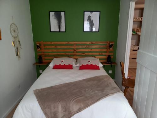 コルマールにあるLE PASSAGE gîte cocooning à Colmar centre touristiqueの緑の壁のベッドのある寝室