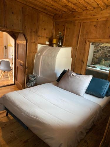 um quarto com uma cama num chalé de madeira em Appartamento Saeculum em Egna