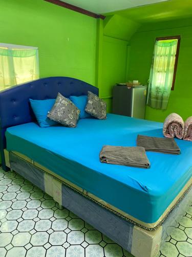 Postel nebo postele na pokoji v ubytování บ้านเรือนไท มวกเหล็ก Ban Ruenthai MuakLek