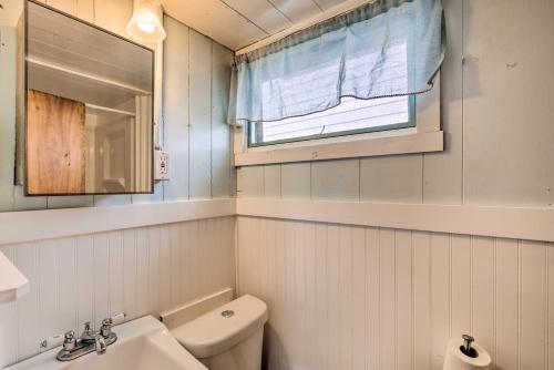 Een badkamer bij No-Frills Hampton Cottage - Steps to Beach!