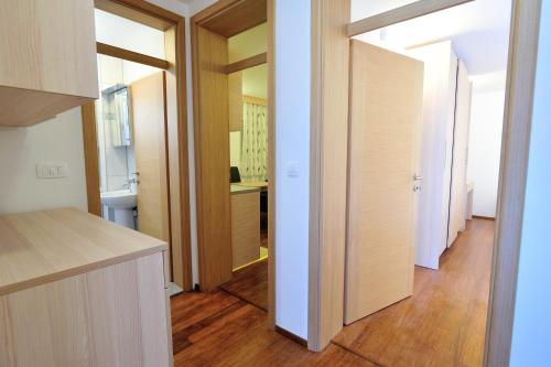 una cocina con un pasillo que conduce a un baño en Apartments Old Bridge, en Mostar