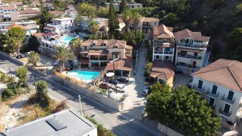 una vista aérea de un complejo con piscina en Mirabelle Hotel, en Argassi