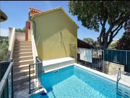 una casa con piscina y escaleras en Villa Dore, en Škrip