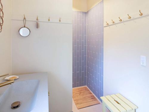 Phòng tắm tại Holiday home Væggerløse CCX
