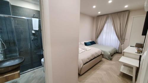 ein Hotelzimmer mit einem Bett und einem Bad in der Unterkunft Dimora Costantino in Neapel